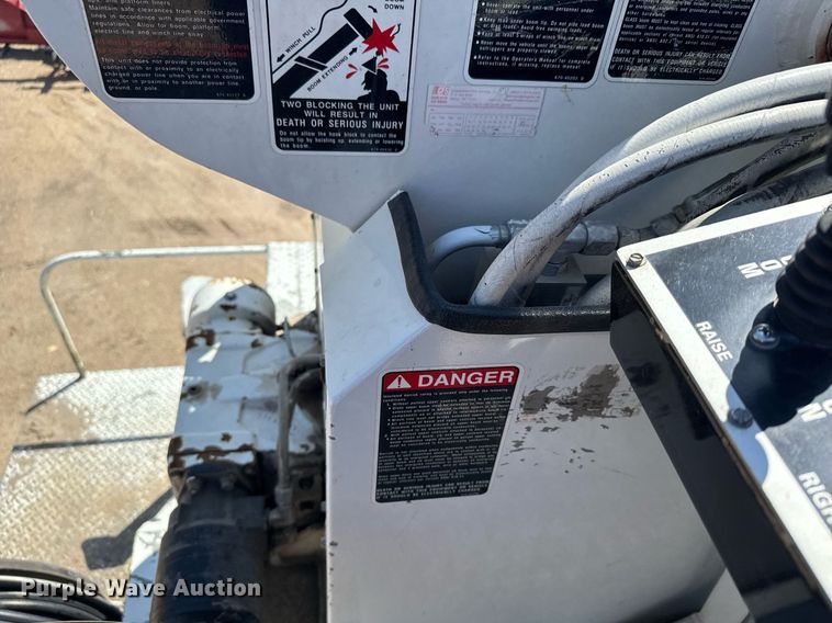 image for item EG6418 2001 International 4800 digger derrick truck