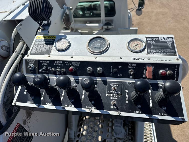 image for item EG6418 2001 International 4800 digger derrick truck