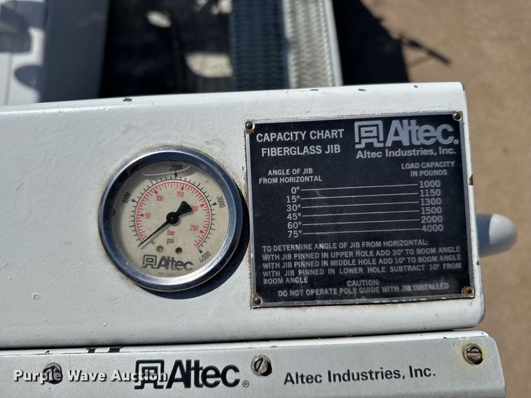 image for item EG6418 2001 International 4800 digger derrick truck