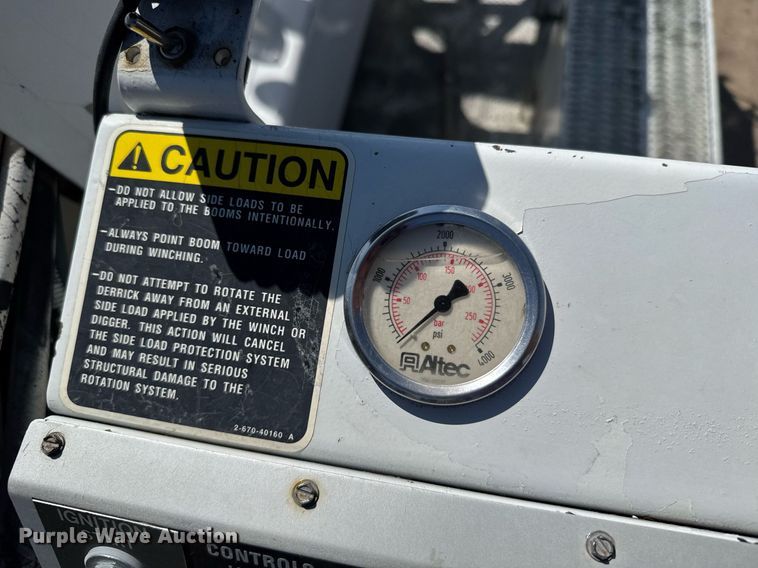 image for item EG6418 2001 International 4800 digger derrick truck