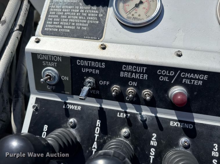 image for item EG6418 2001 International 4800 digger derrick truck