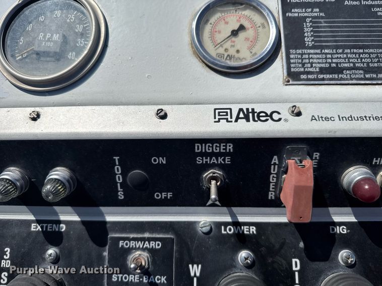 image for item EG6418 2001 International 4800 digger derrick truck