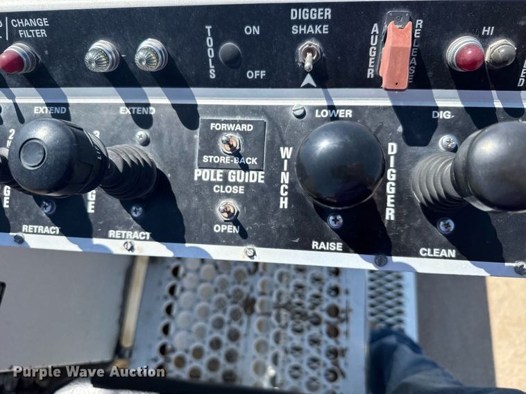 image for item EG6418 2001 International 4800 digger derrick truck