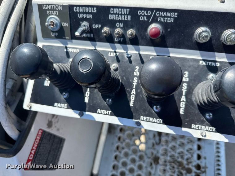 image for item EG6418 2001 International 4800 digger derrick truck