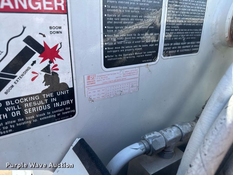 image for item EG6418 2001 International 4800 digger derrick truck