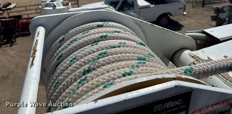 image for item EG6418 2001 International 4800 digger derrick truck