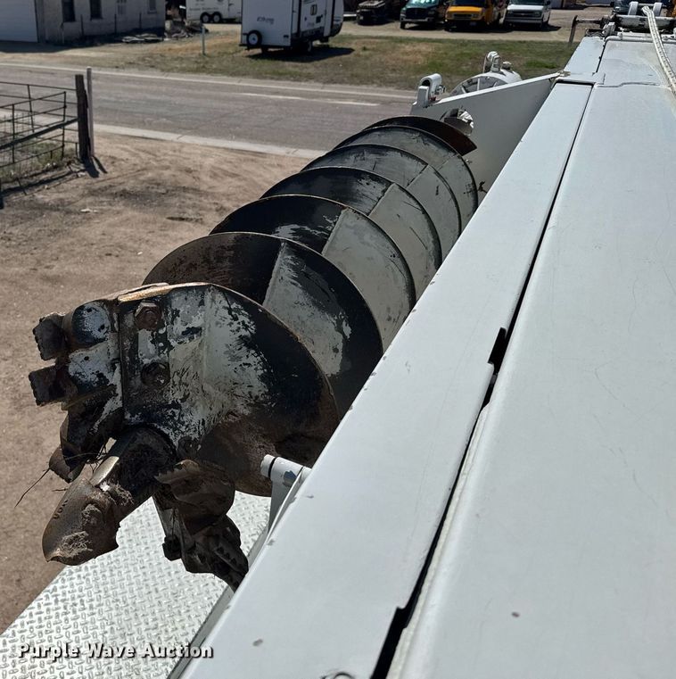 image for item EG6418 2001 International 4800 digger derrick truck