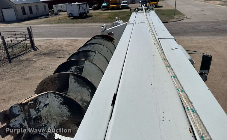 image for item EG6418 2001 International 4800 digger derrick truck