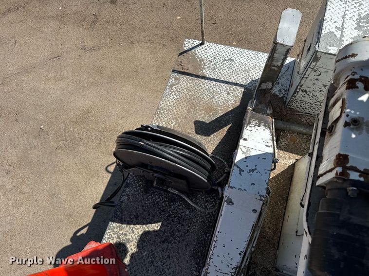 image for item EG6418 2001 International 4800 digger derrick truck