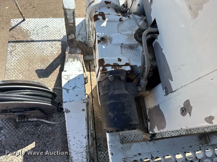 image for item EG6418 2001 International 4800 digger derrick truck