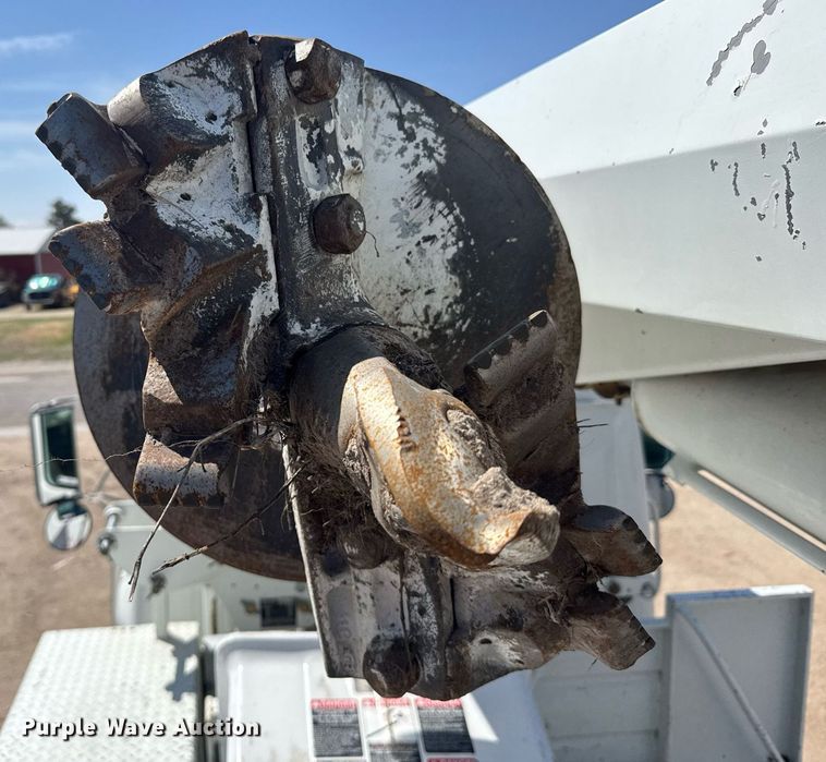 image for item EG6418 2001 International 4800 digger derrick truck