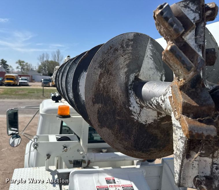 image for item EG6418 2001 International 4800 digger derrick truck