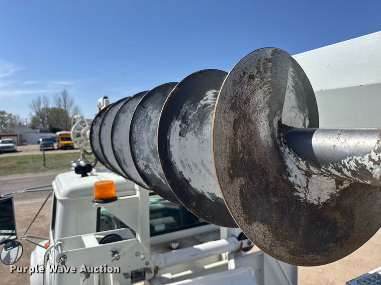 image for item EG6418 2001 International 4800 digger derrick truck