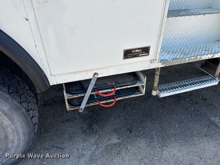 image for item EG6418 2001 International 4800 digger derrick truck