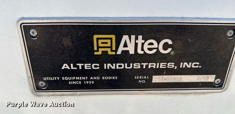 image for item EG6418 2001 International 4800 digger derrick truck