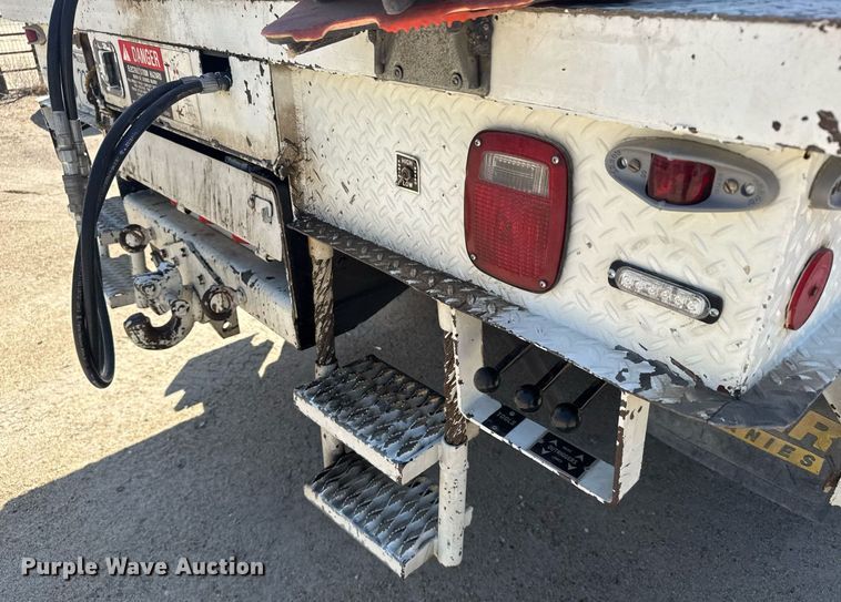 image for item EG6418 2001 International 4800 digger derrick truck