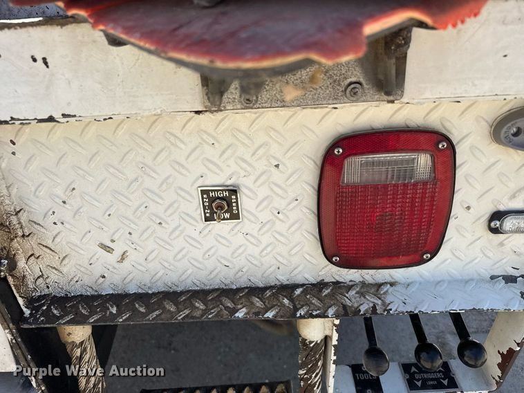 image for item EG6418 2001 International 4800 digger derrick truck