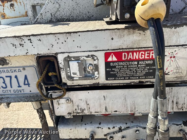 image for item EG6418 2001 International 4800 digger derrick truck