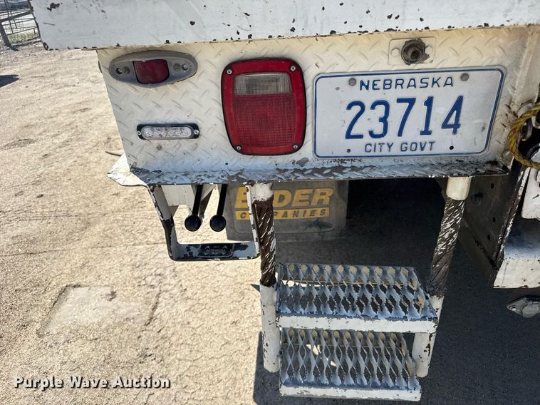 image for item EG6418 2001 International 4800 digger derrick truck