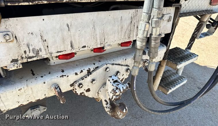 image for item EG6418 2001 International 4800 digger derrick truck