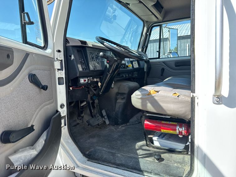 image for item EG6418 2001 International 4800 digger derrick truck