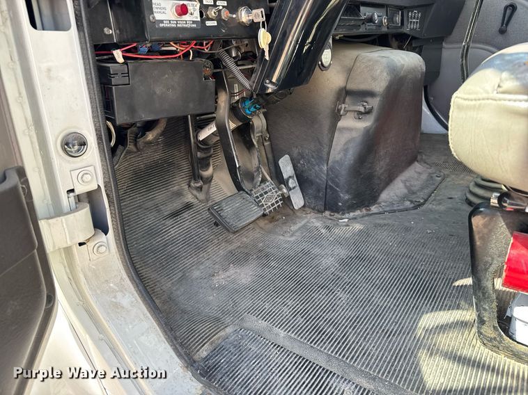 image for item EG6418 2001 International 4800 digger derrick truck