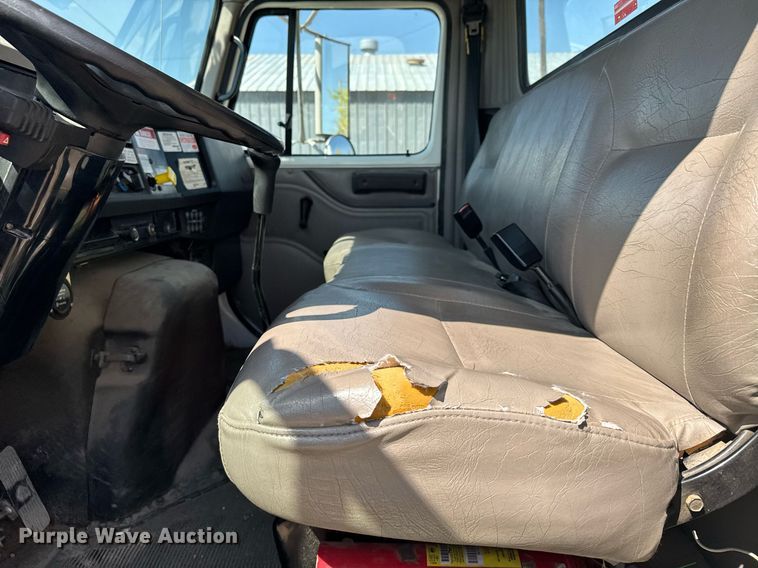 image for item EG6418 2001 International 4800 digger derrick truck