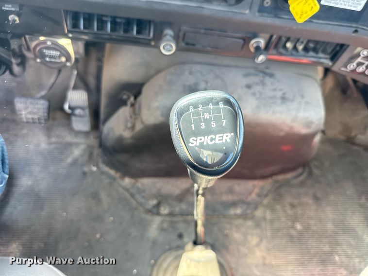 image for item EG6418 2001 International 4800 digger derrick truck