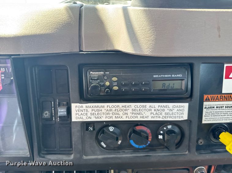 image for item EG6418 2001 International 4800 digger derrick truck