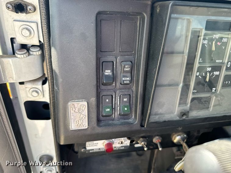 image for item EG6418 2001 International 4800 digger derrick truck