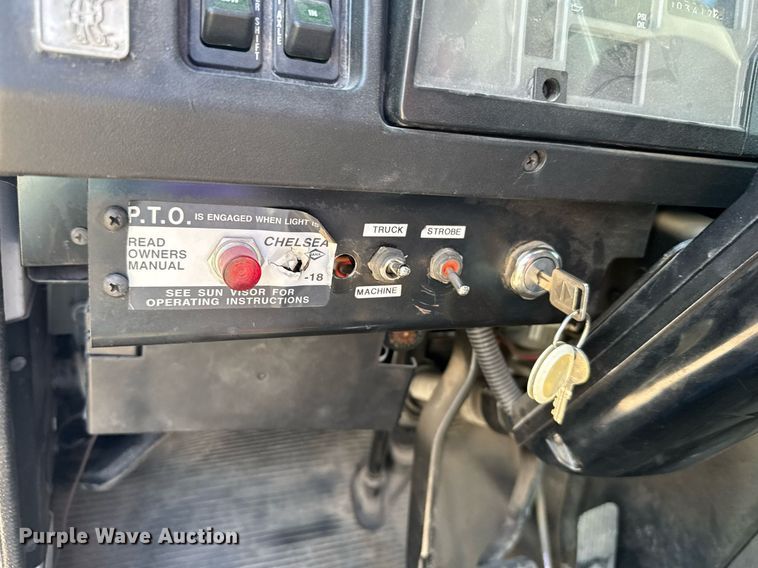 image for item EG6418 2001 International 4800 digger derrick truck