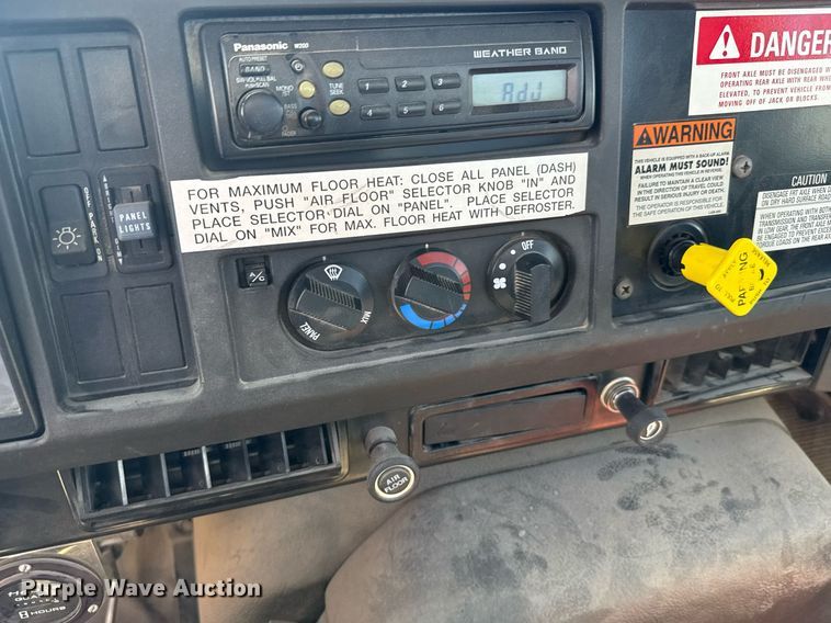 image for item EG6418 2001 International 4800 digger derrick truck