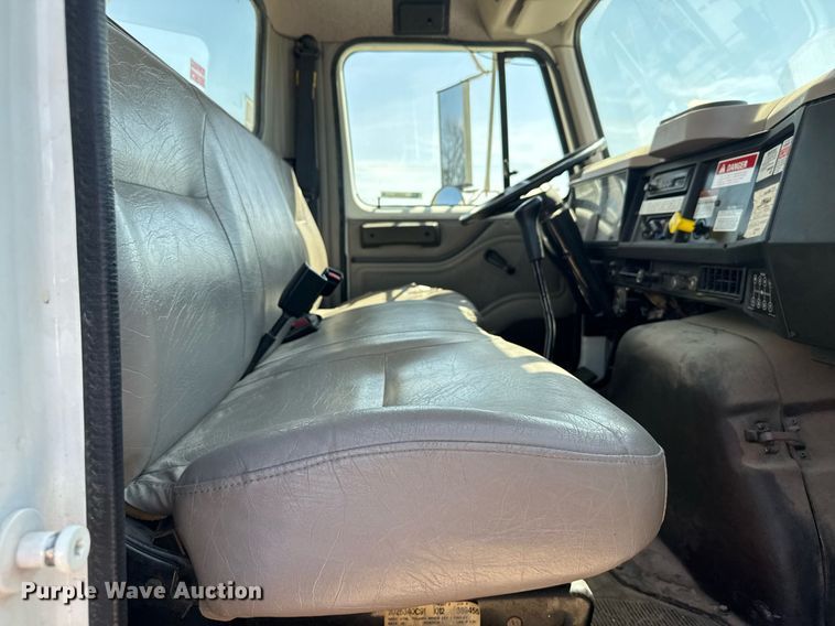 image for item EG6418 2001 International 4800 digger derrick truck