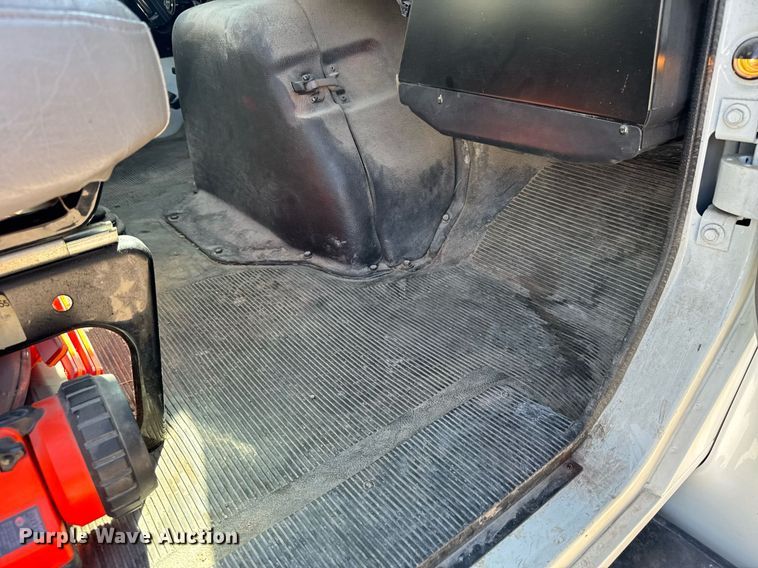 image for item EG6418 2001 International 4800 digger derrick truck