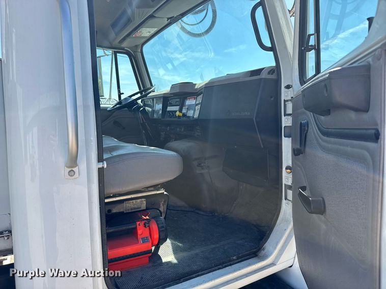 image for item EG6418 2001 International 4800 digger derrick truck