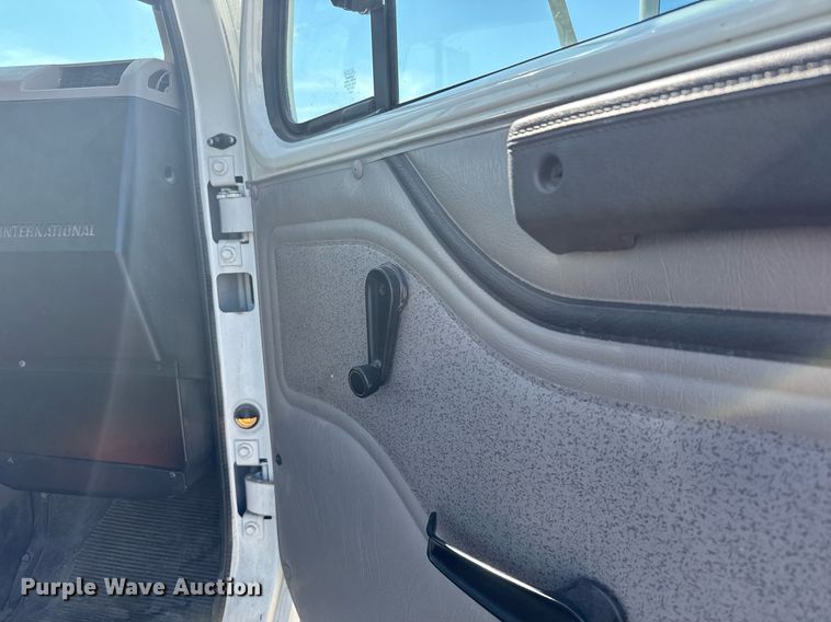 image for item EG6418 2001 International 4800 digger derrick truck