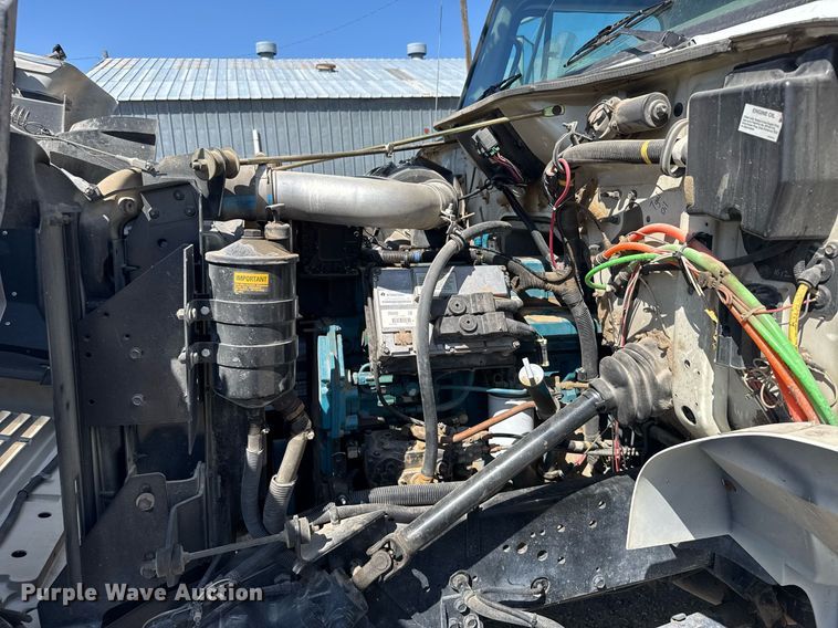 image for item EG6418 2001 International 4800 digger derrick truck