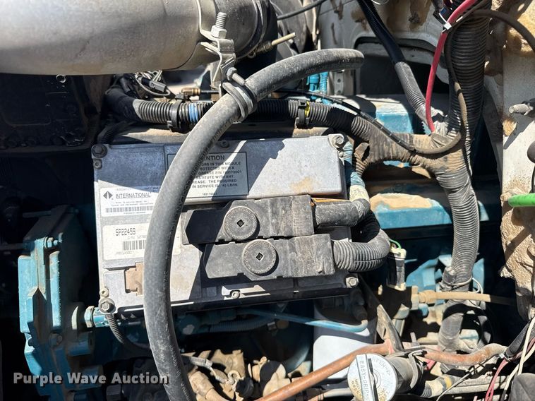 image for item EG6418 2001 International 4800 digger derrick truck