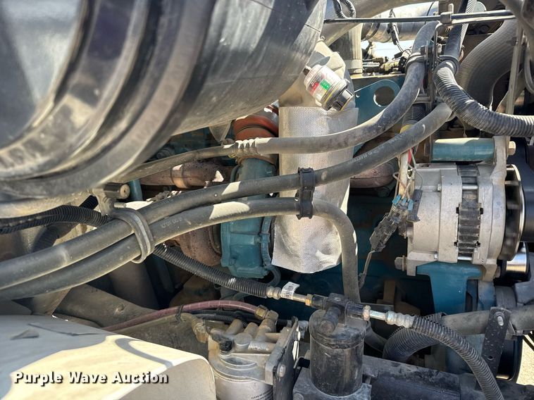 image for item EG6418 2001 International 4800 digger derrick truck