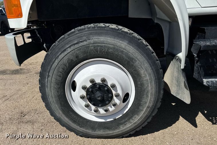 image for item EG6418 2001 International 4800 digger derrick truck