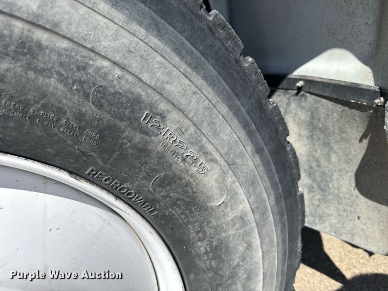 image for item EG6418 2001 International 4800 digger derrick truck