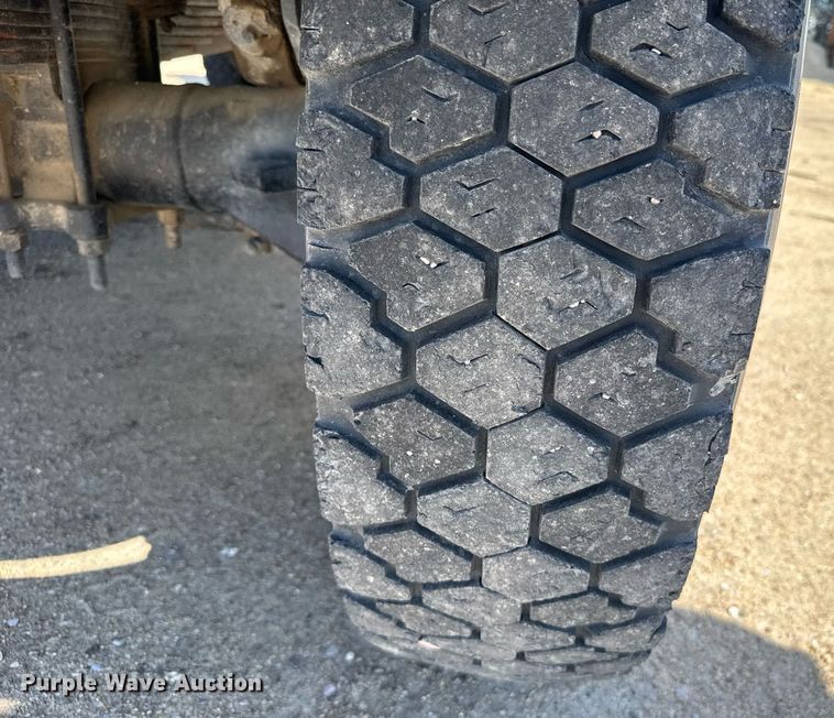 image for item EG6418 2001 International 4800 digger derrick truck