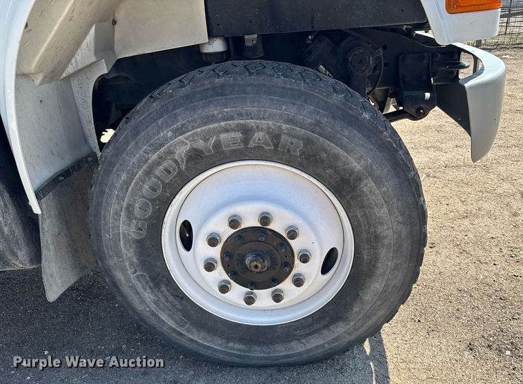 image for item EG6418 2001 International 4800 digger derrick truck