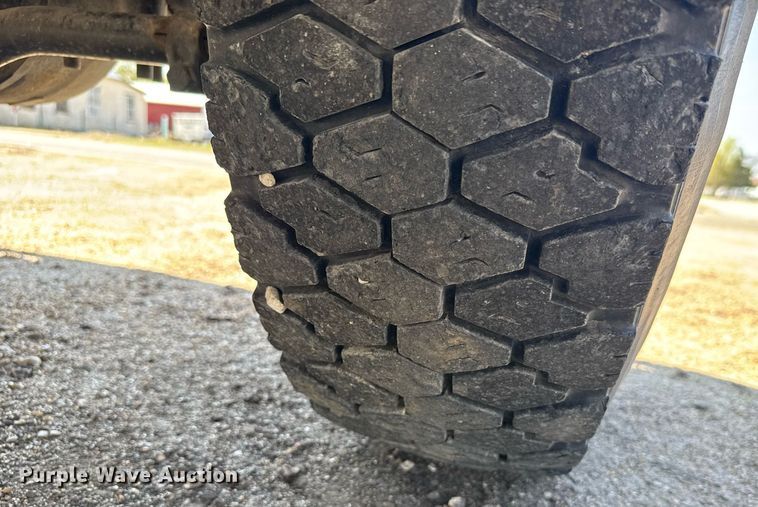 image for item EG6418 2001 International 4800 digger derrick truck