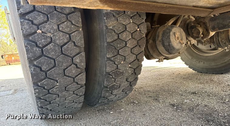 image for item EG6418 2001 International 4800 digger derrick truck