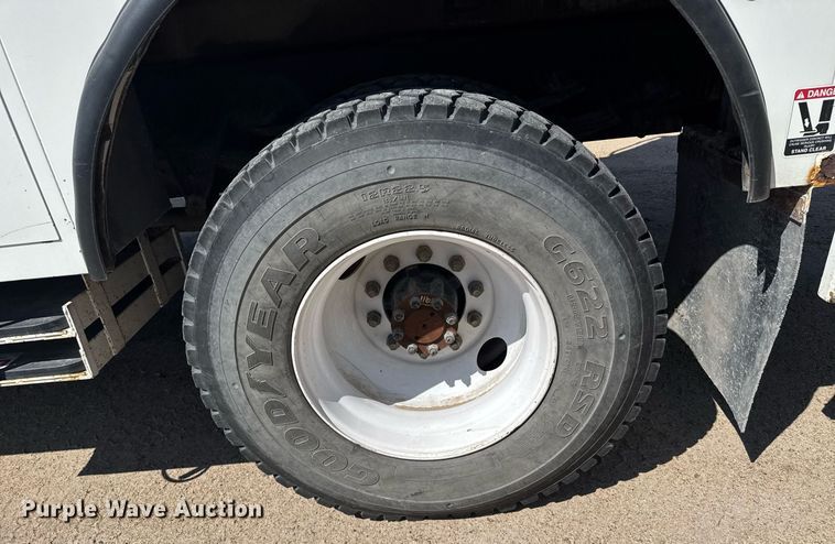 image for item EG6418 2001 International 4800 digger derrick truck