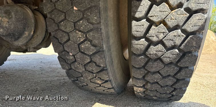 image for item EG6418 2001 International 4800 digger derrick truck