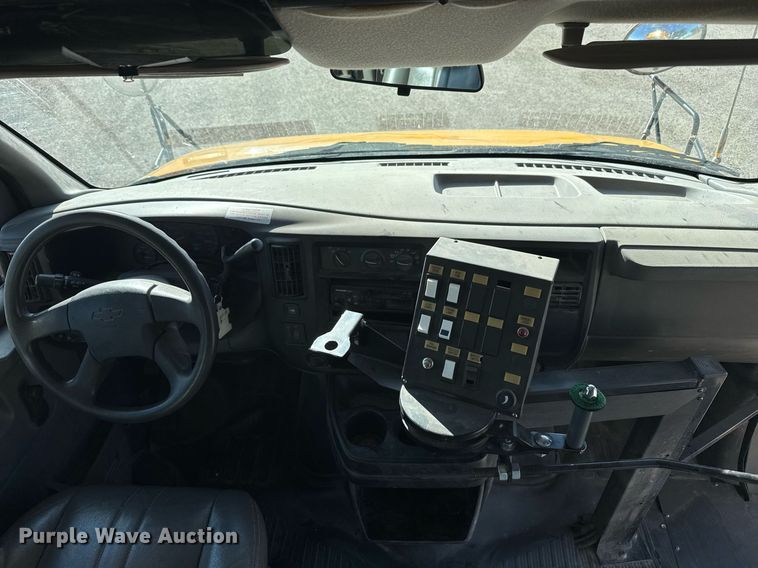 image for item EG6482 2005 Chevrolet Express G3500 school bus