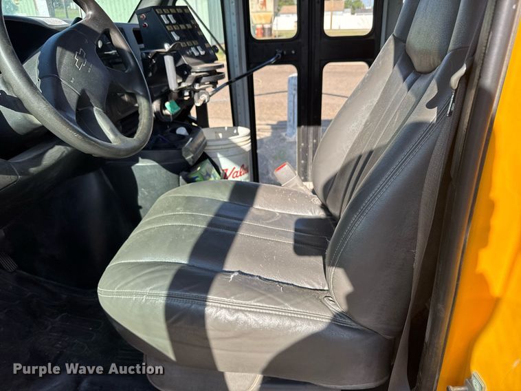 image for item EG6483 2005 Chevrolet Express G3500 school bus