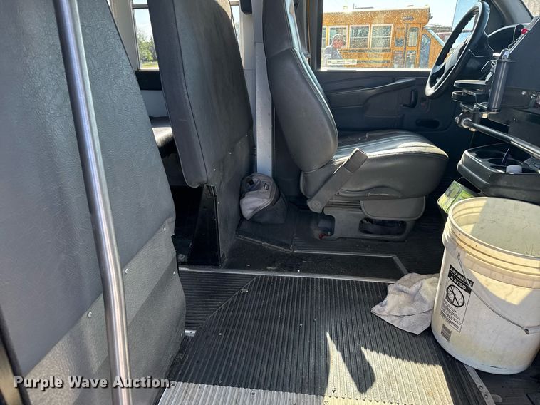 image for item EG6483 2005 Chevrolet Express G3500 school bus